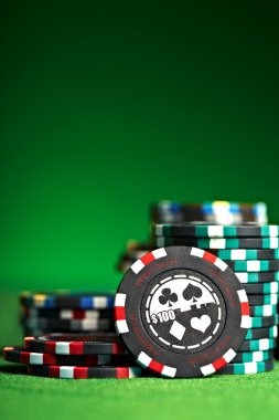 sirmenang app displaying live dealer blackjack and roulette tables